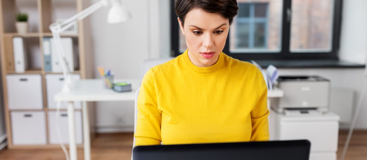 Mulher concentrada olhando para o computador